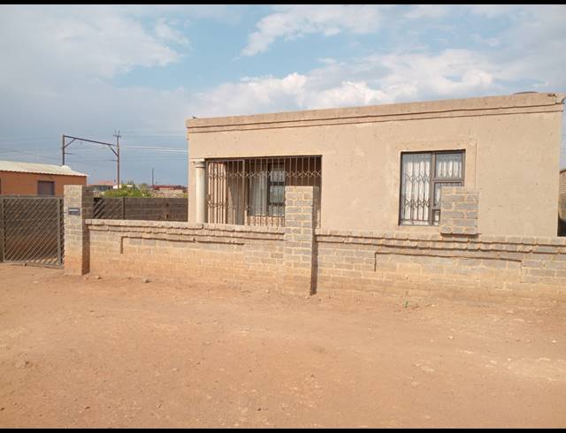 4 BEDROOM HOUSE FOR SALE IN LAKESIDE